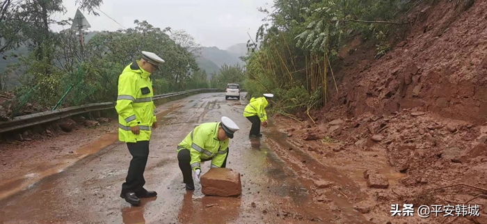 韩城交警强化路面管控，确保道路安全畅通。