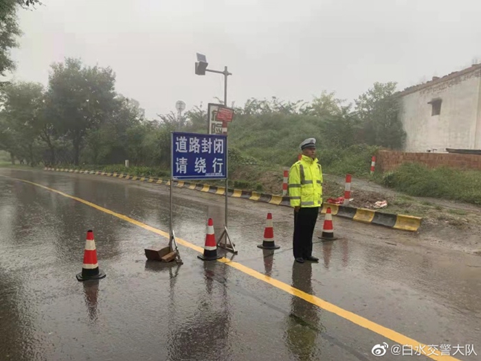 白水县公安局交通管理大队及时启动雨天应急预案，落实各项管控措施，保障市民出行安全。
