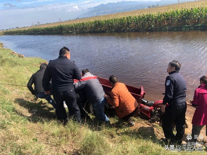 10月8日一大早，大荔多名群众与民警用长绳合力拉起落水三轮车。