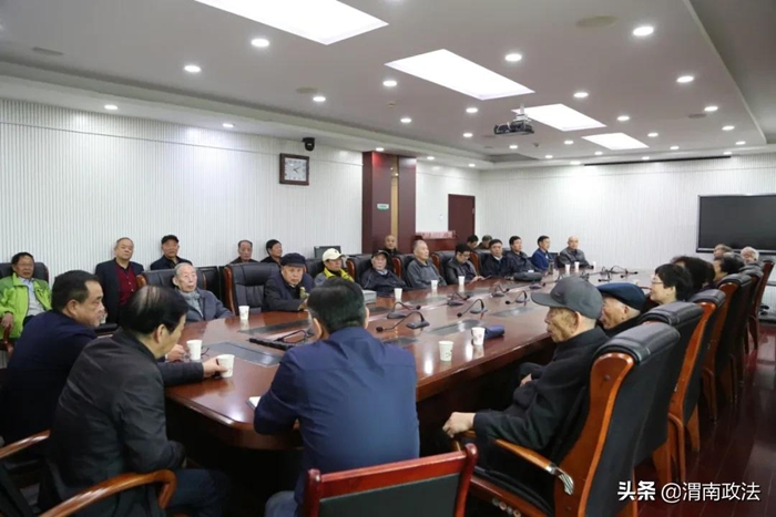 10月13日下午，渭南中院组织召开离退休干部重阳节座谈会。