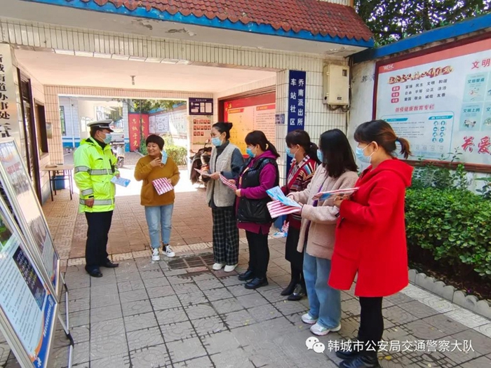 10月21日，韩城公安交警走进车站街道社区开展道路交通安全知识宣传活动。