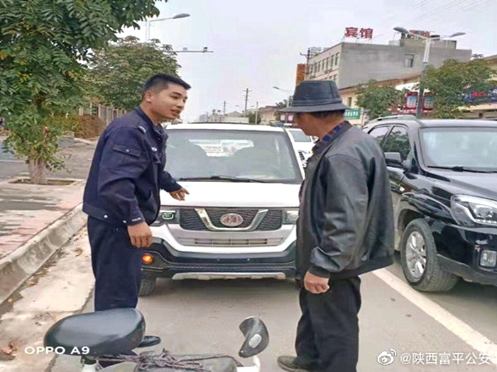 10月20日，富平公安美原派出所民警帮男子找回遗忘的电动车。