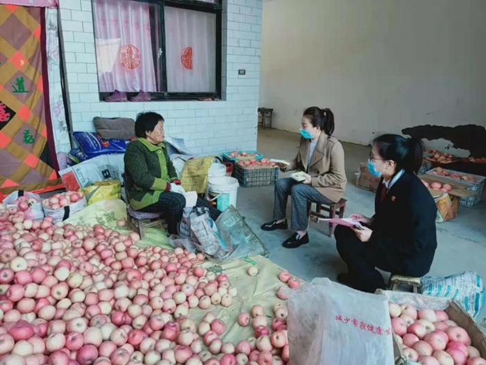 0月22日，合阳法院家事审判合议庭干警来到金峪镇拔丁社区开展送法下乡活动。