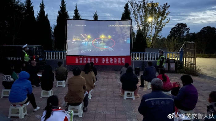 10月22日，中国人保财险潼关分公司联合潼关县公安局交警大队开展”重温红色经典共忆峥嵘岁月”红色电影暨交通安全进城进镇进乡村活动。 