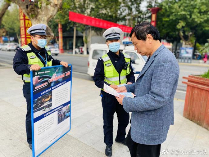  10月29日，潼关交警大队城区中队民警在辖区祥和广场开展“一盔一带”交通安全宣传活动。