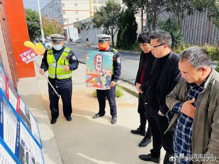 近日，潼关交警大队潼洛中队民警走进农村开展交通安全主题宣传活动。