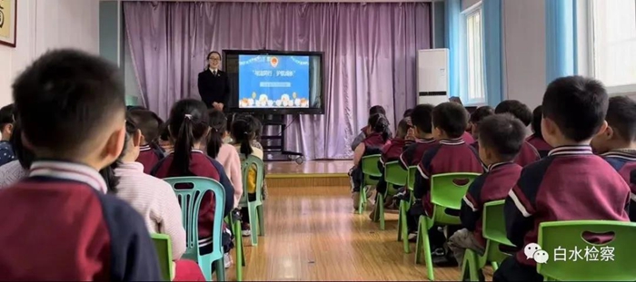 白水县人民检察院干警走进阳光贝贝幼儿园开展了以“我们的身体不容侵犯”为主题的防性侵宣传教育活动。