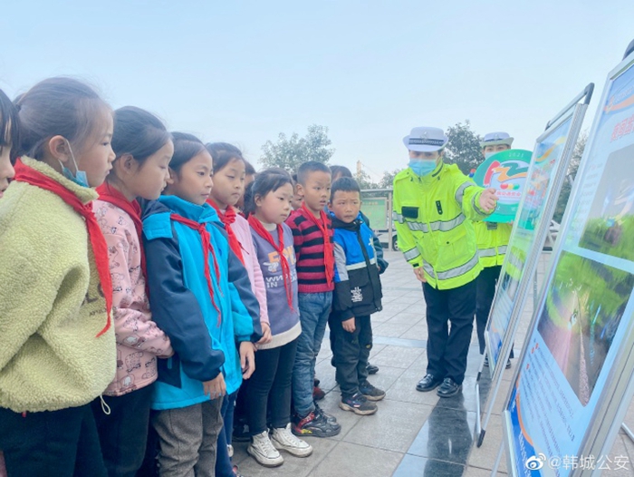 11月22日，韩城公安交警走进龙门镇下峪口第二小学，开展“122”全国交通安全日宣传活动。