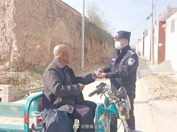 澄城民警化身“快递员”主动送证上门。