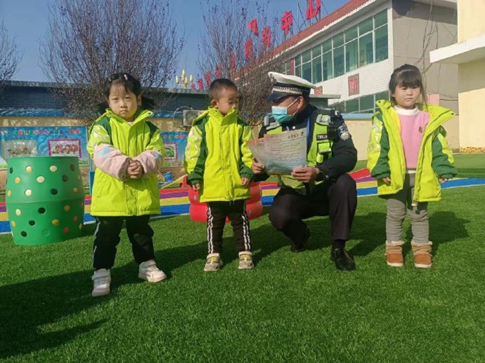 11月25日，潼关公安交警走进辖区幼儿园，开展 “守法规知礼让、安全文明出行”主题宣传活动。