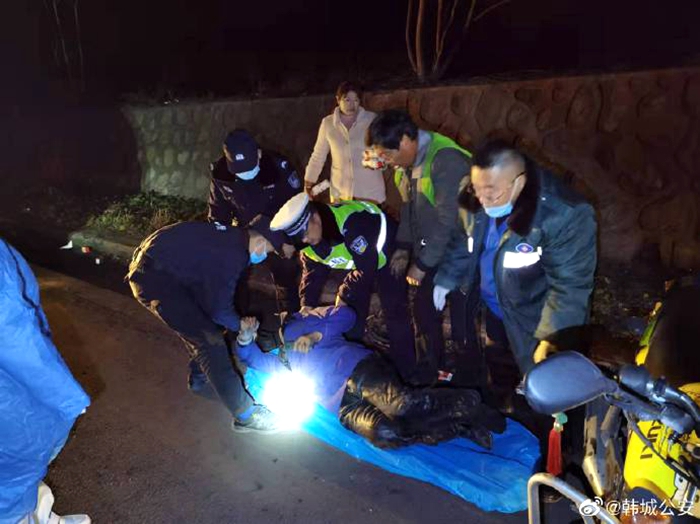 韩城公安及时救助受伤男子。