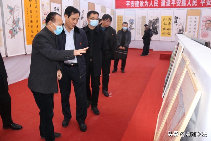 12月1日，渭南市委政法委常务副书记惠中正一行参观指导华阴市平安建设书画展和文艺演出活动。