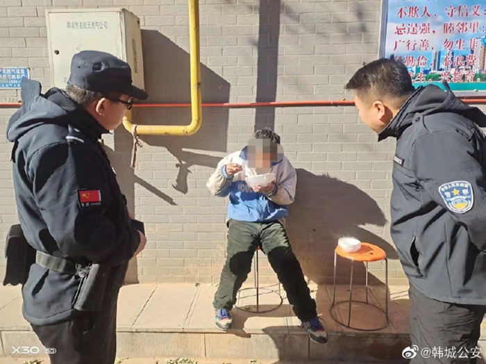 韩城警民携手，共同寻找走失人员。