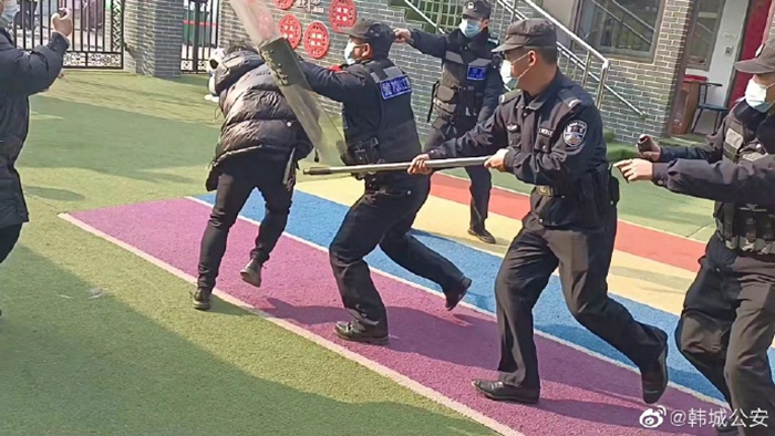 12月9日，韩城公安金城派出所深入辖区工荟幼儿园开展反恐演练。