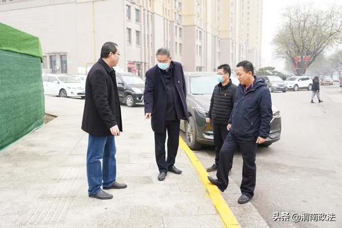 12月10日上午，渭南市人民检察院党组书记、检察长李逸强带队督导检查包联路段胜利大街文明城市创建工作。