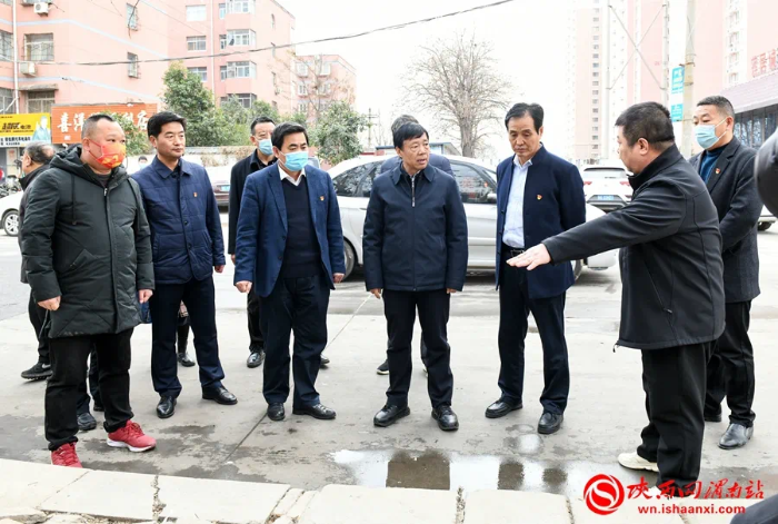 12月7日，渭南市委常委、政法委书记樊存弟深入城区包联点位督导检查文明城市创建工作。记者 许艾学摄
