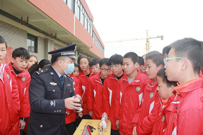 富平县公安局城关派出所民警走进东屏学校开展禁毒宣传。