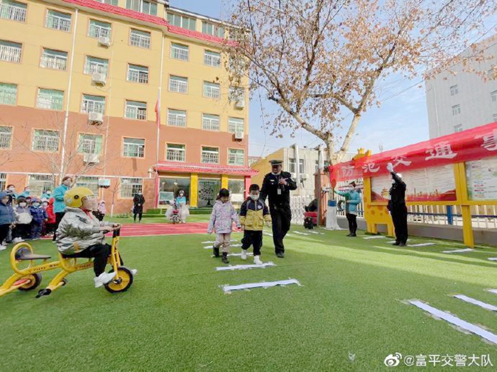 富平交警大队走进辖区中小学校、幼儿园开展交安宣传活动。