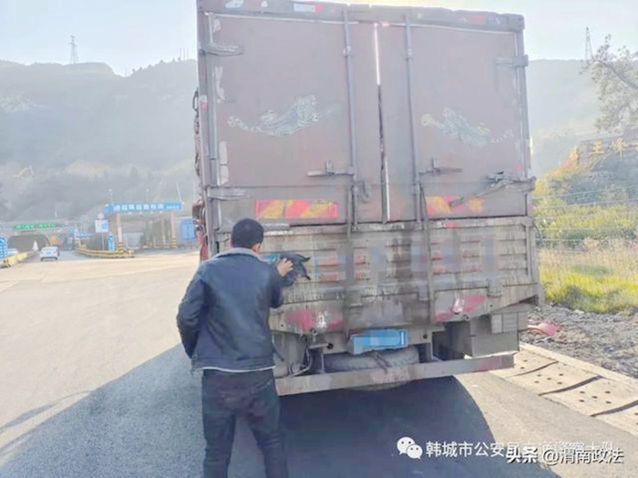 韩城公安交警查处一起放大牌号不清的违法行为.
