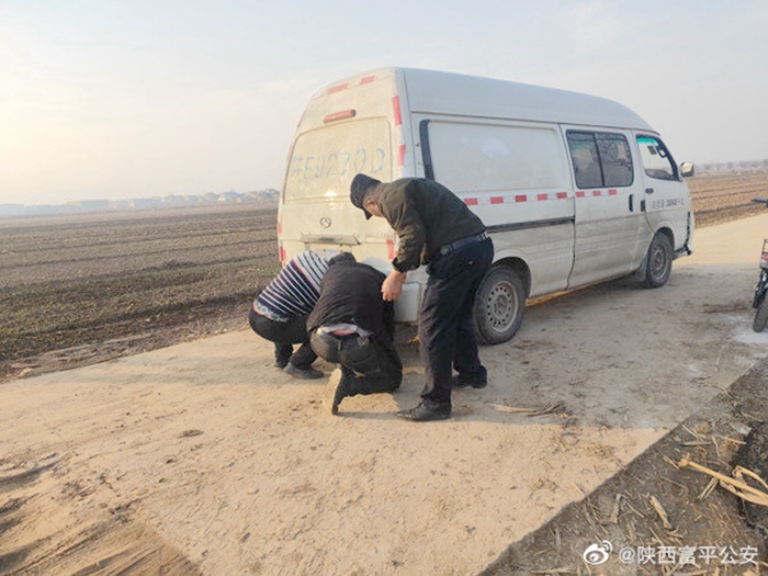 车辆陷入泥地，富平民警帮助群众摆脱困境。