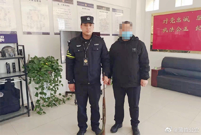 男子主动找到蒲城县公安局党睦派出所民警上交一支小口径运动步枪。
