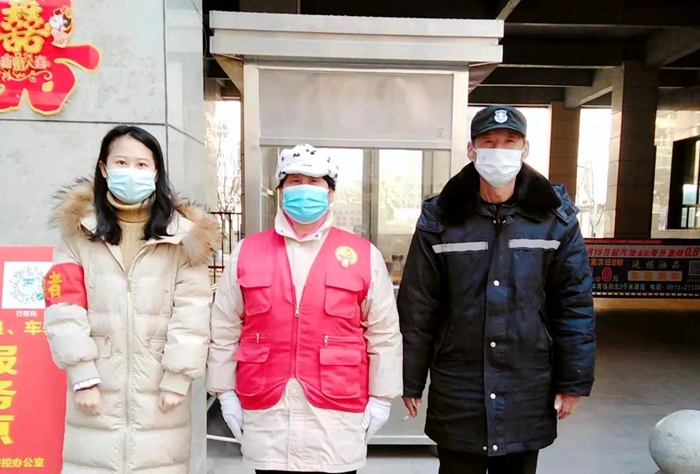 渭南市司法局党员在自居社区天籁小区参与疫情防控。