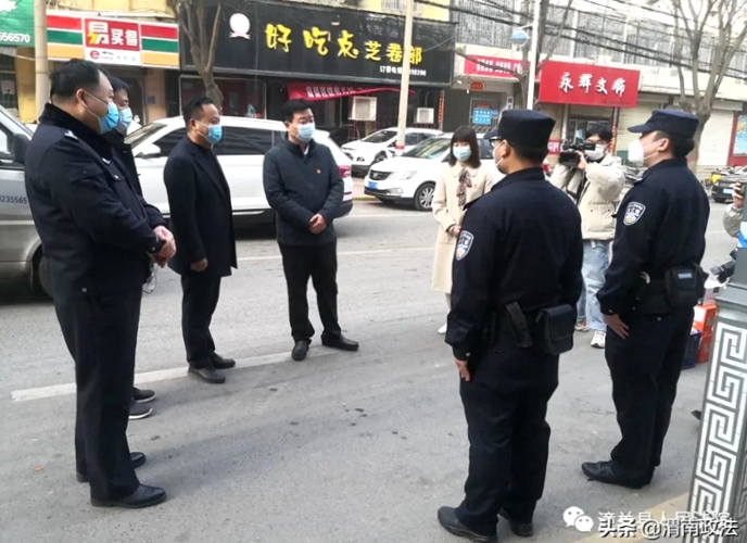 潼关县委常委、政法委书记王耀龙警察节前夕看望慰问疫情防控执勤法院司法警察。