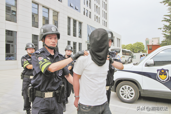 致敬警察节 渭南公安交出“平安答卷”（组图）