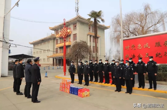 华州区委书记王海峰警察节看望慰问公安民警。