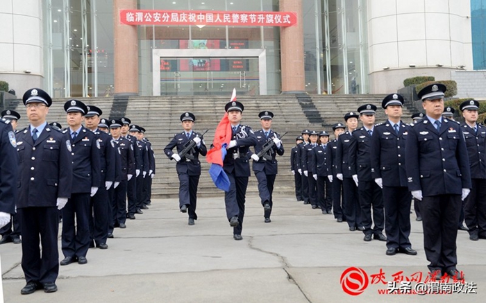 护旗手精神饱满，整齐列队，迈着矫健的步伐护卫警旗走向升旗台。记者 杨大君 摄