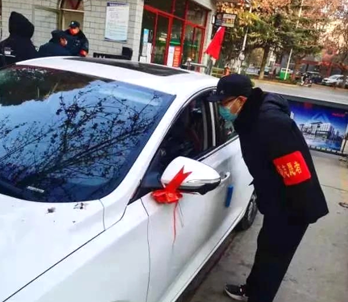 渭南中院党员干警积极响应上级号召，下沉社区参与疫情防控工作。