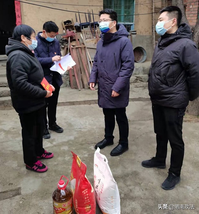 1月20日下午，华州区委常委、政法委书记王永深入金堆镇走访慰问驻村第一书记和困难群众，为他们送去党和政府的温暖。