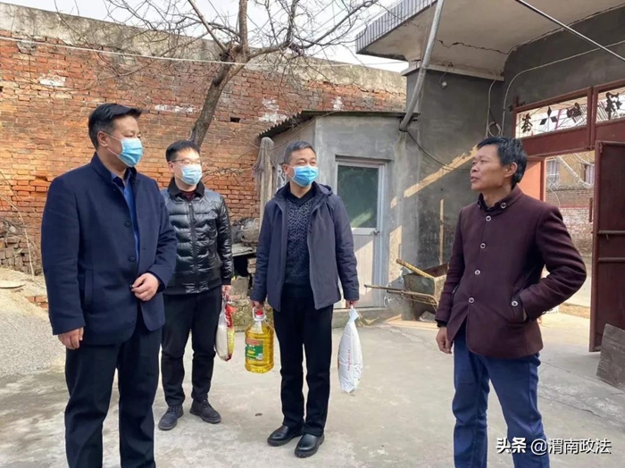 潼关县委政法委春节前走访慰问包联社区困难群众。