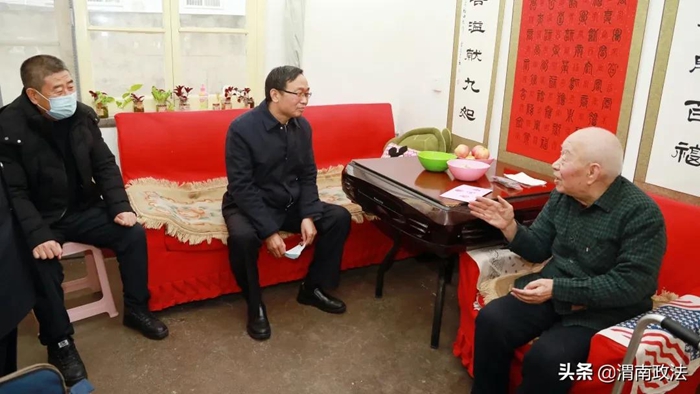 春节前夕，副市长、市公安局党委书记、局长杨建琦看望慰问市公安局离休干部。