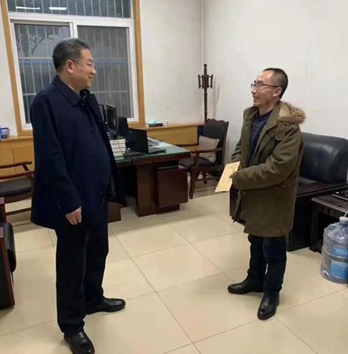 渭南市人民检察院党组书记、检察长李逸强慰问困难检察干警。