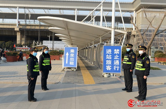 交通执法人员在渭南北站出站口为旅客护航。记者 杨大君 摄
