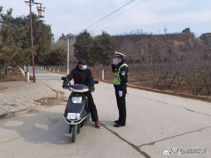 潼关交警坚守岗位，恪尽职守保平安。