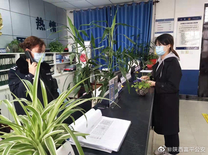春节期间富平户籍民警坚守一线解民忧。