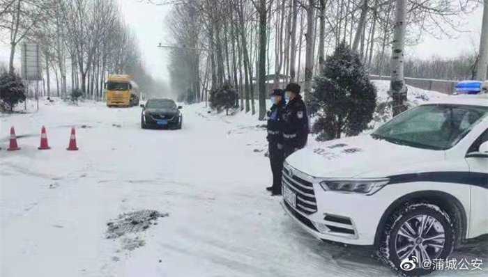 春节遇雪天，蒲城民警上路执勤守平安。