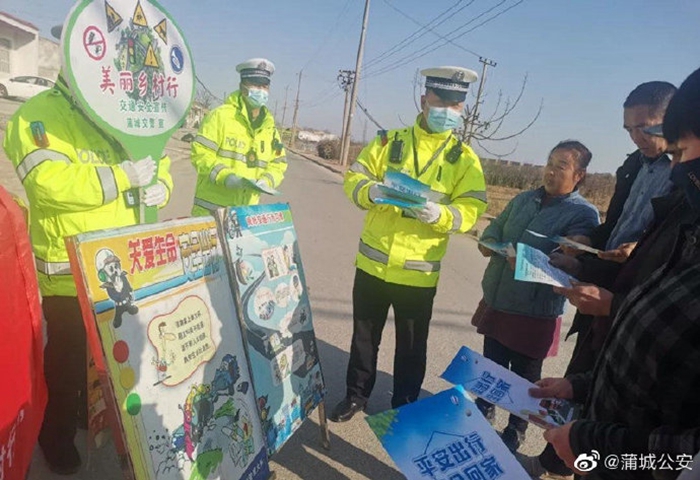 近日，蒲城公安交管大隊走進陳莊街道及東魯村口開展“美麗鄉村行”交通安全宣傳活動。