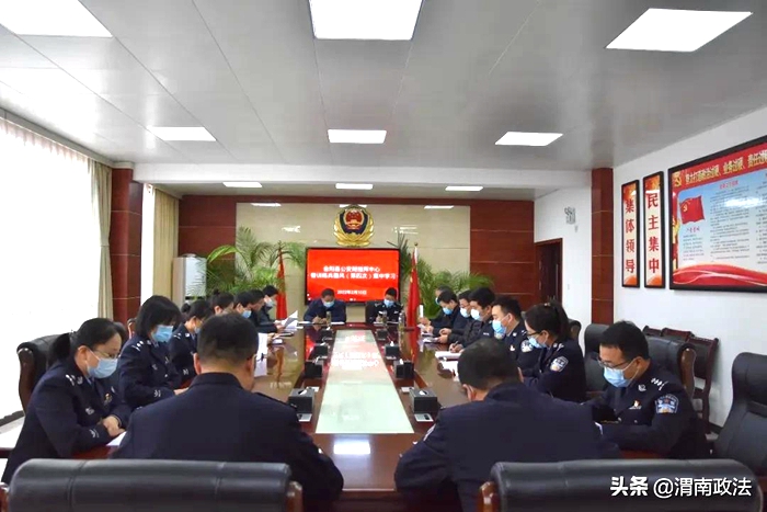 合阳县委常委、政法委书记李红武深入县公安局观摩指导春训整风活动。