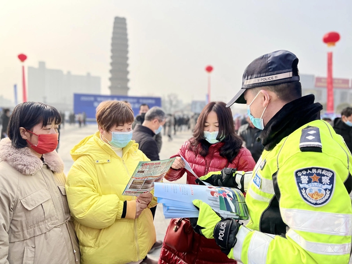 蒲城交警在招聘会现场开展交通安全宣传教育活动。