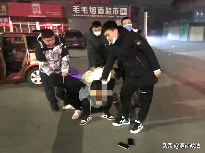 近日，临渭巡特警大队现场抓获四名盗窃车内财物嫌疑人。