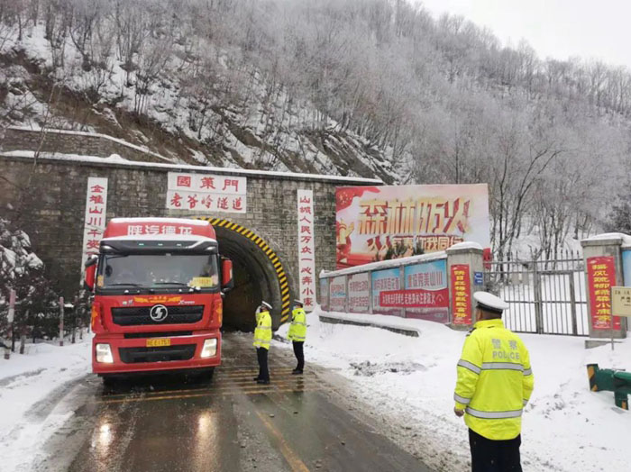 华州交警除积雪保安全。