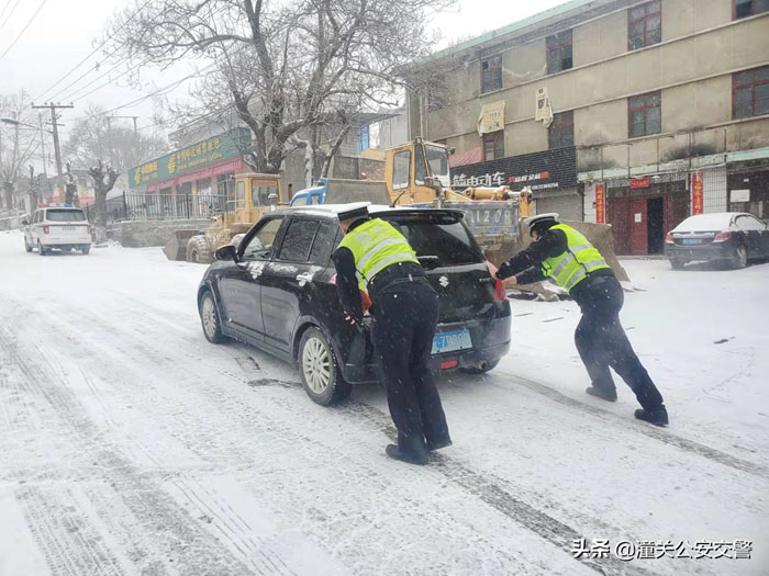 潼关交警雪天执勤保畅通。