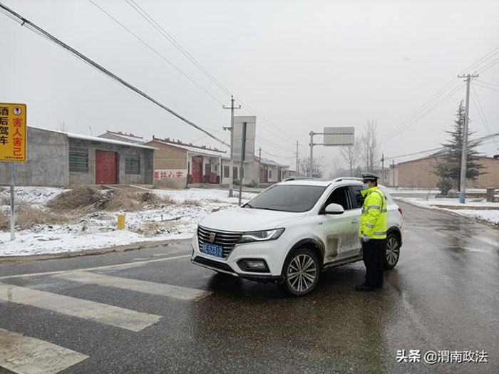 大荔交警在辖区易出现路面结冰路段，加大道路安全预警、交通管控、服务群众等工作力度，确保辖区交通平稳有序。