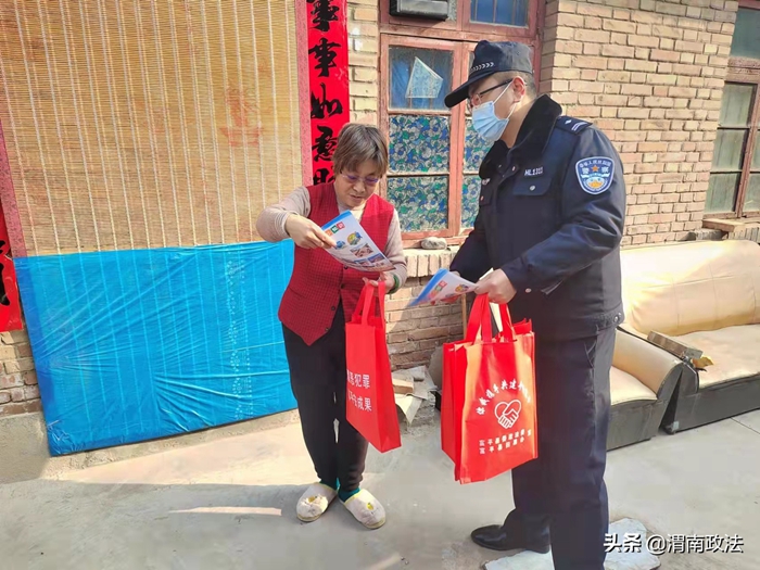 富平县委政法委举办爱路护路集中宣传活动。