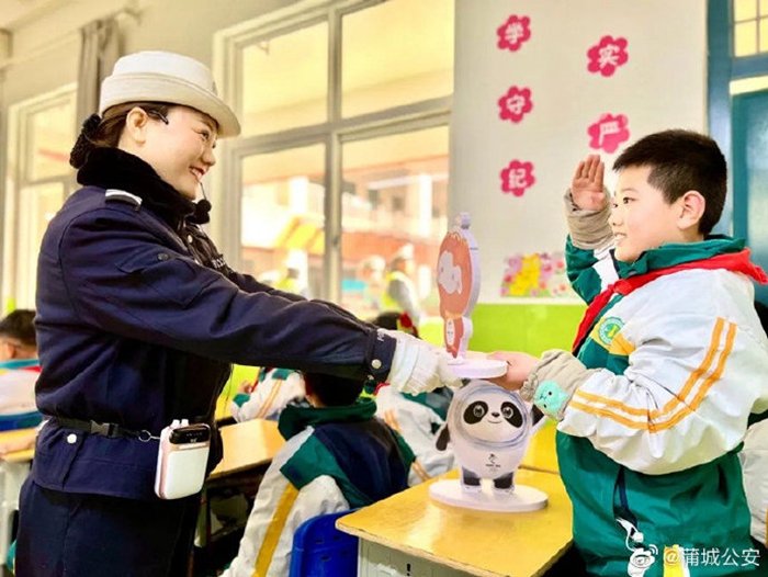 2月22日，蒲城公安交管大队民警“邀请”“冰墩墩”、“雪容融”走进城南一小学校，为广大师生送上了一堂交通安全宣传课。