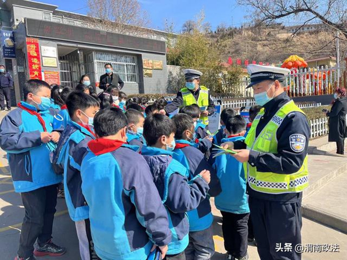 韩城公安交警开展交通安全开学第一课。