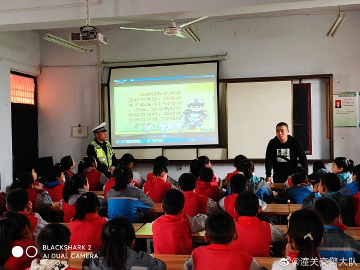 2月23日，潼关交警大队民警深入辖区西北小学，为学生送上一堂生动有趣的交通安全教育课。